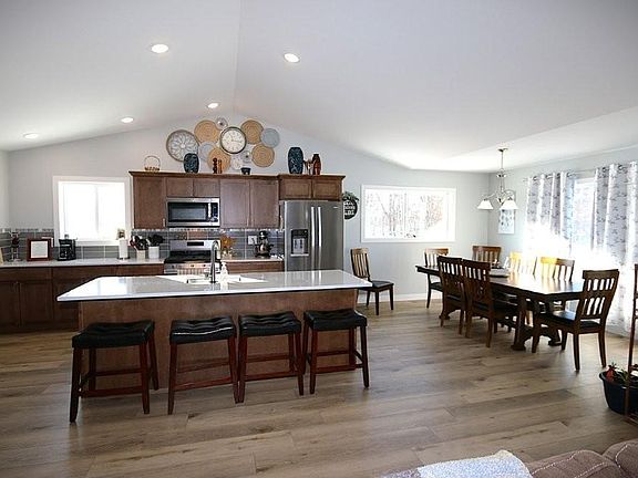 4th image of 43894 Easy St
