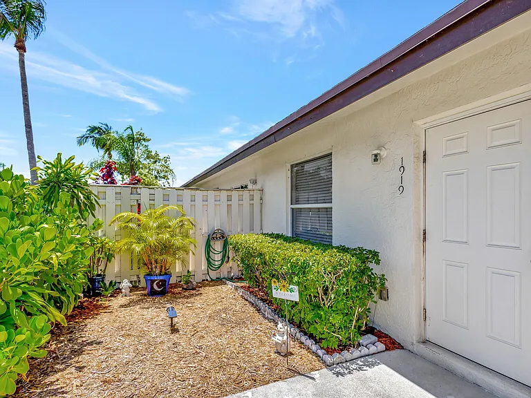 1919 Doffer Ln — Photo 3