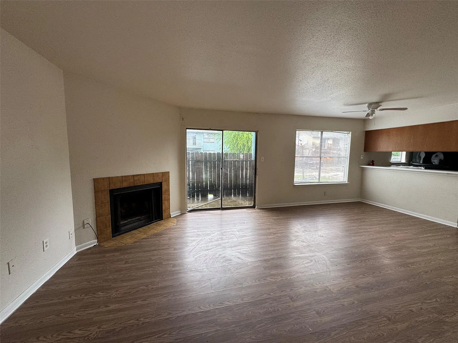 2 bed, 1.0 bath, 4272 sqft, $1,000 — Photo 3