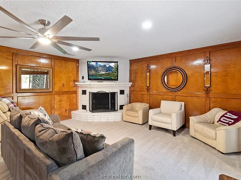 1105 Holleman Dr — Photo 7