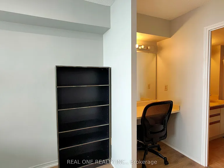 880 Dundas St W #1404 — Photo 9