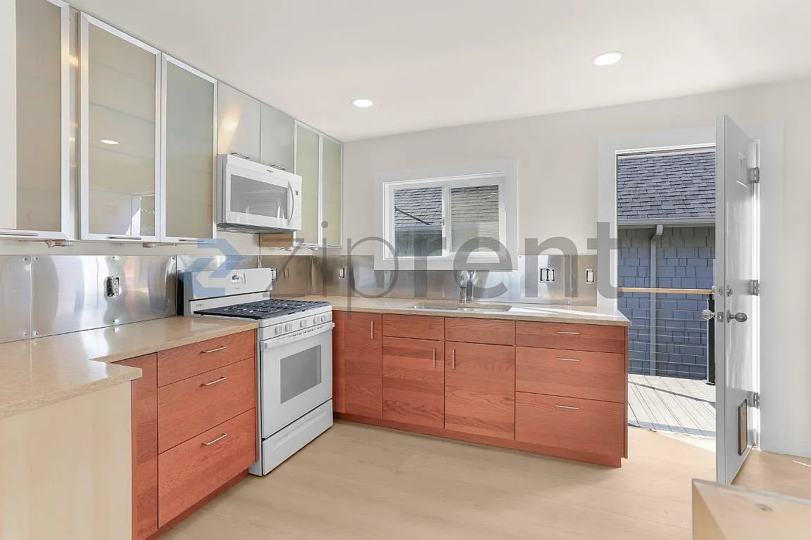 3 bed, 1040 sqft, $3,495 — Photo 4