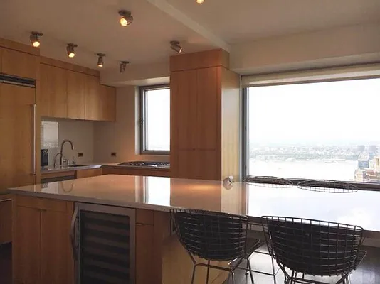 Rented by La Seven Inc. | media 7