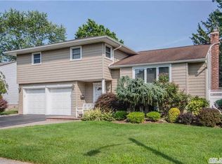 7 Acorn Ln, Plainview, NY 11803