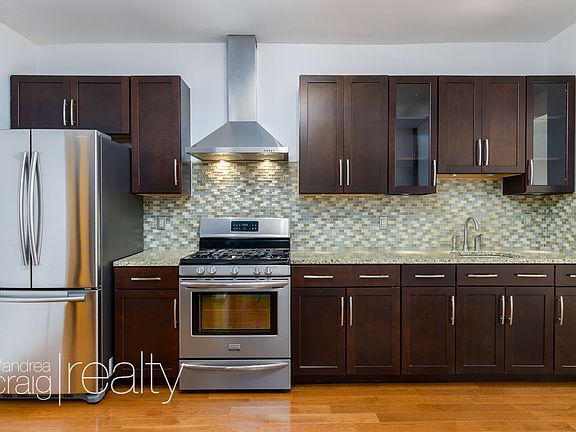 4th image of 440 De Graw St #2