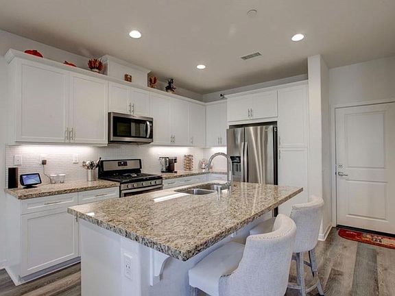 3rd image of 28677 Jardineras Dr