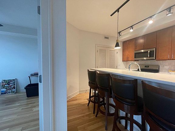 5th image of 2745 N Milwaukee Ave #407