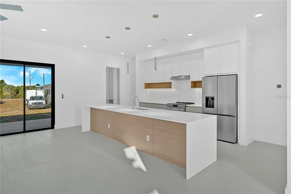 3 bed, 2.5 bath, 1994 sqft, $2,600 — Photo 3
