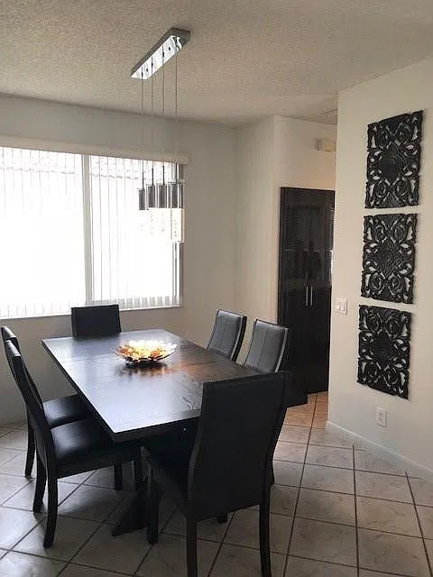 4 bed, 2.5 bath, 1902 sqft, $4,700 — Photo 4