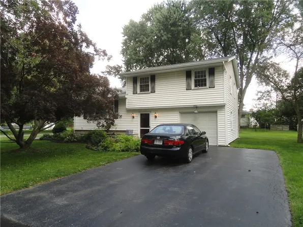 12 Country Gables Cir, Rochester, NY 14606