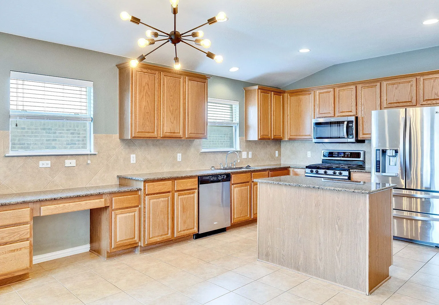 3 bed, 2.0 bath, 1557 sqft, $2,150 — Photo 4
