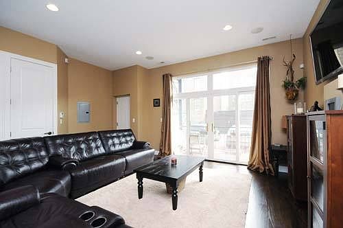 3rd image of 5537 N Campbell St #2