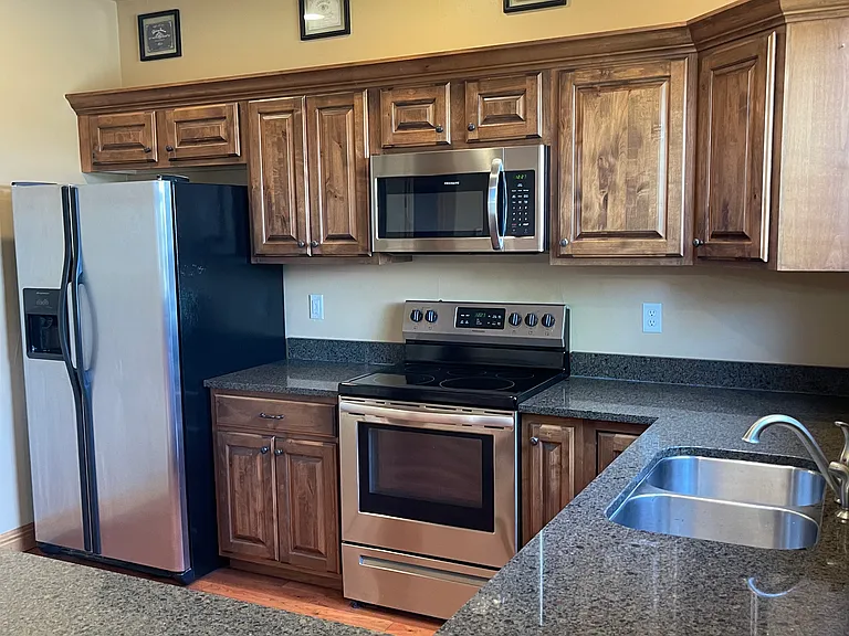 905 Saxon Way #D — Photo 2