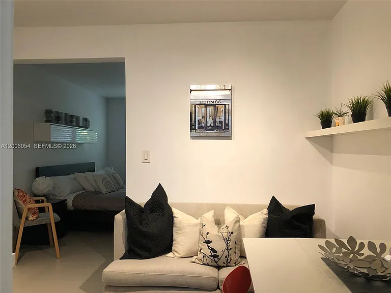 911 Meridian Ave #105 — Photo 8