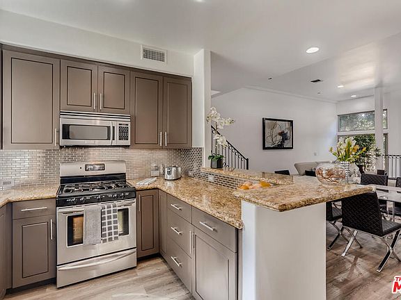 3rd image of 11444 Moorpark St Unit 104