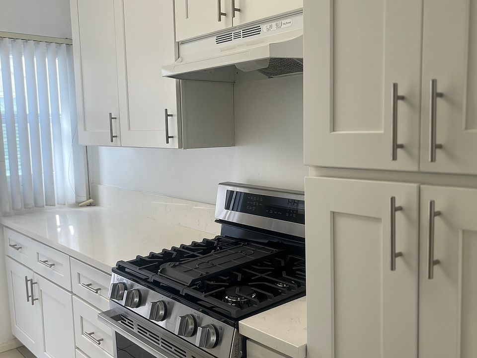 New kitchen appliances and quartz counters