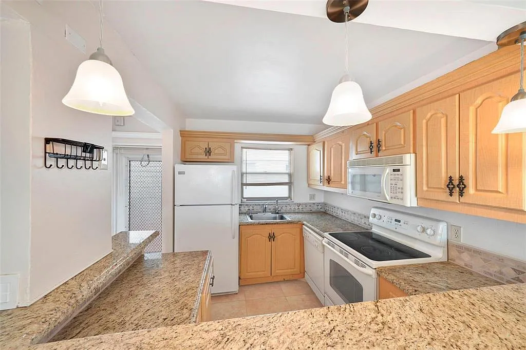 2 bed, 2.0 bath, 946 sqft, $1,550 — Photo 4