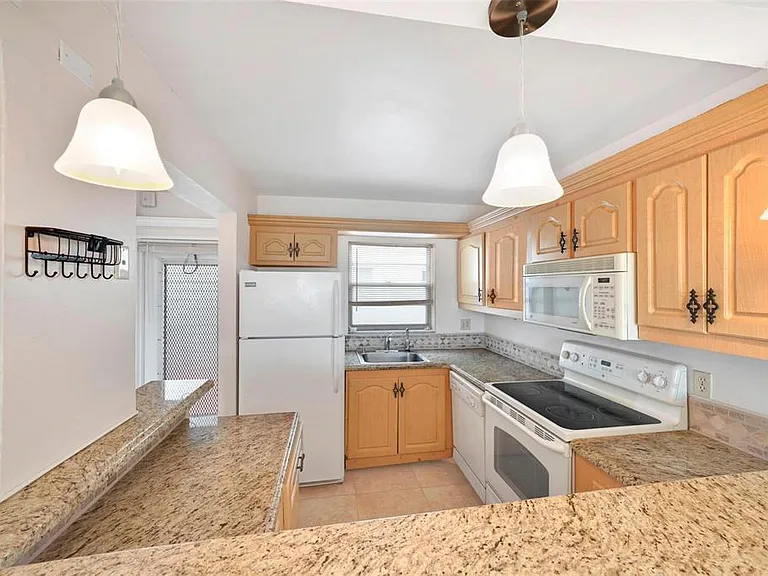 7500 NW 30th Pl #402 — Photo 4