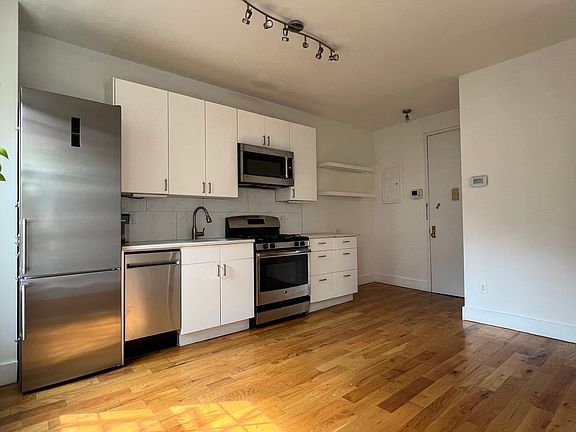 2nd image of 152 Franklin St APT 2R