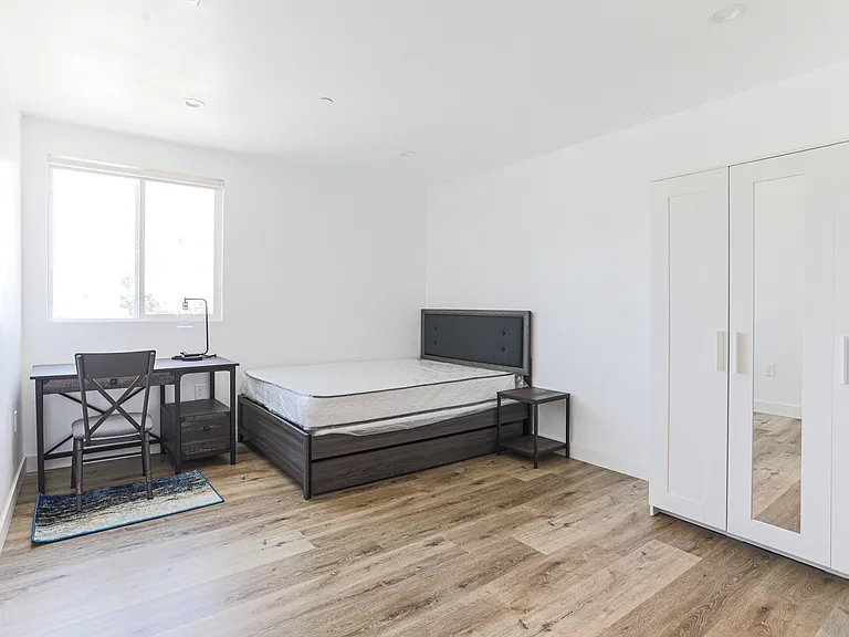 1534 W 35th St — Photo 39