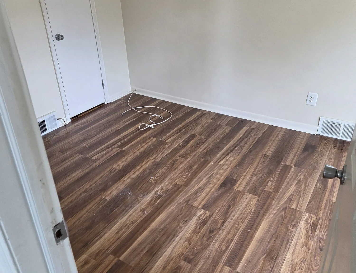 3 bed, 909 sqft, $1,350 — Photo 1