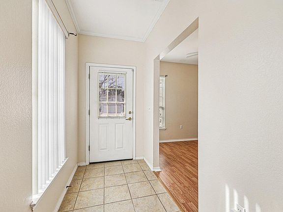 3rd image of 323 Crockett Loop