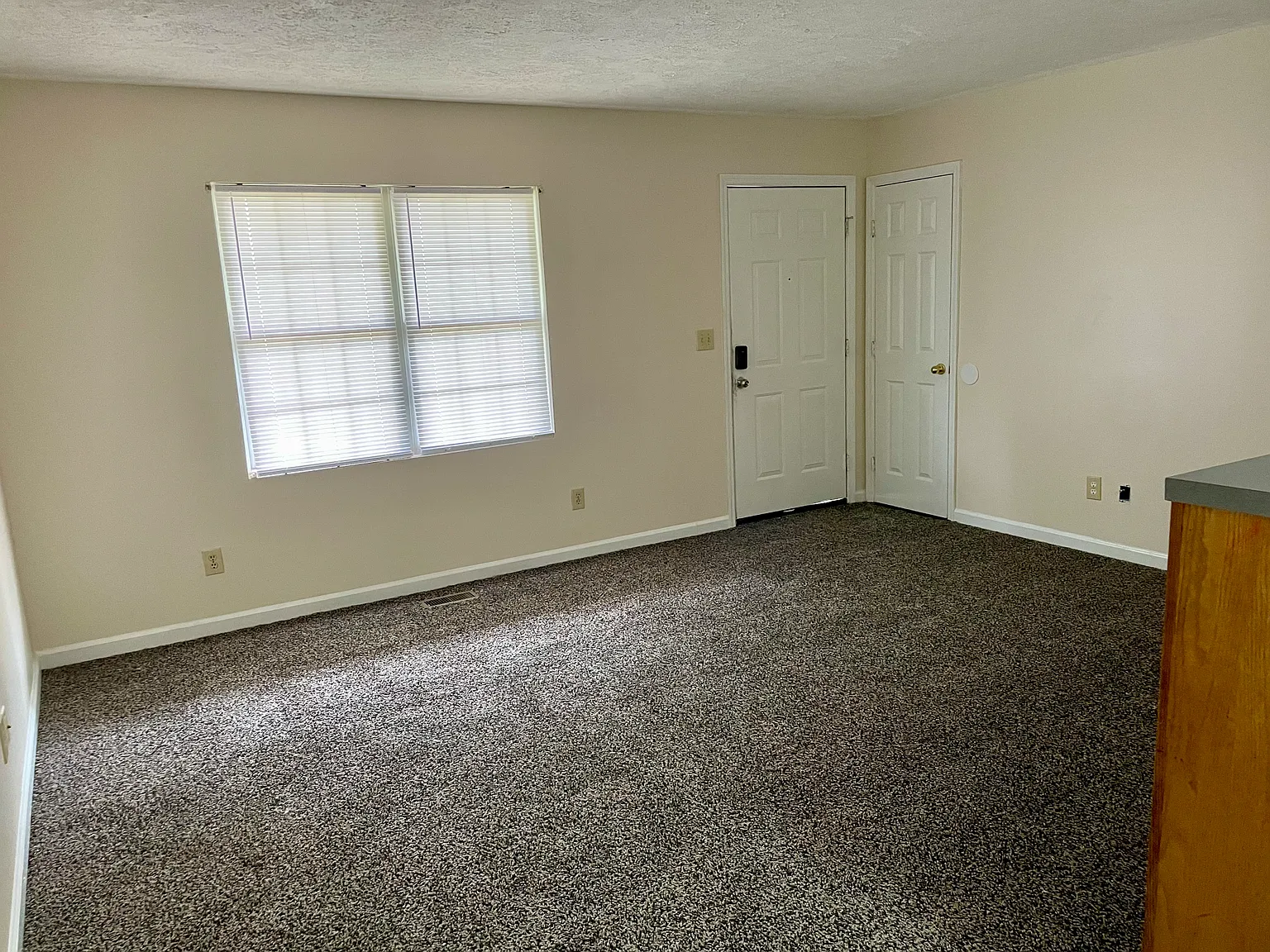 2 bed, 1000 sqft, $950 — Photo 2