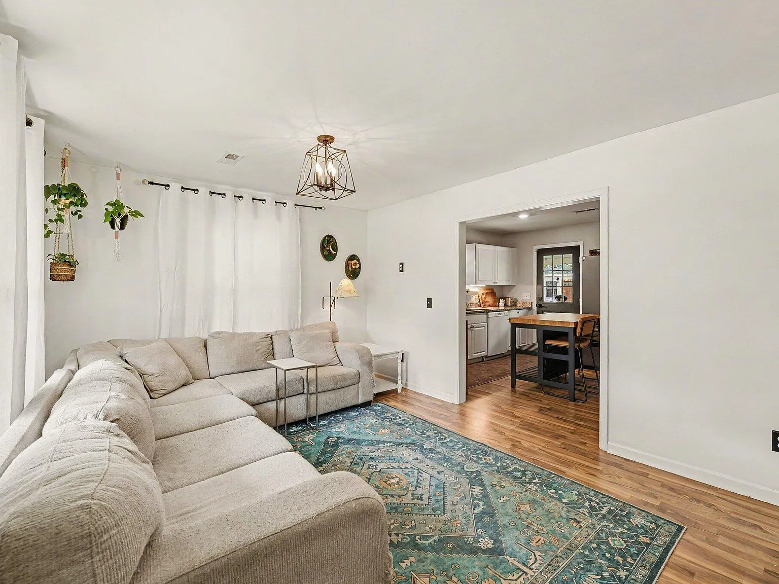 3 bed, 1.0 bath, 925 sqft, $2,100 — Photo 4