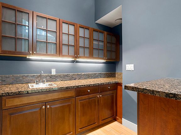 3rd image of 914 N West Knoll Dr
