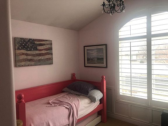 Guest bed upstairs 