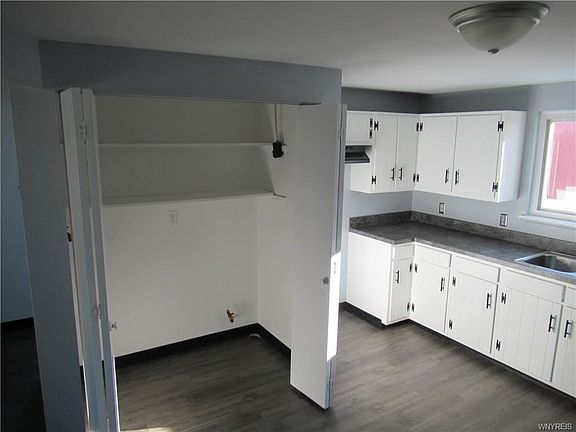 5th image of 45 Strasbourg Dr