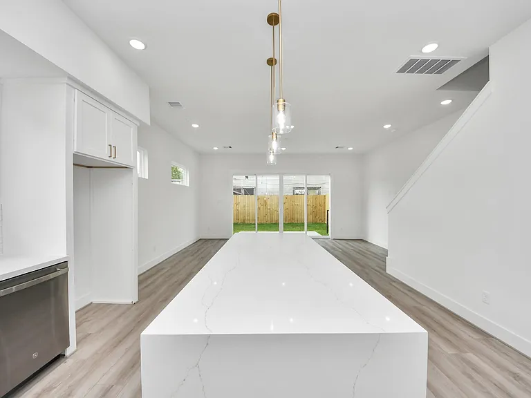2408 Lorraine St — Photo 9