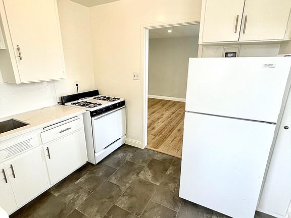 3rd image of 2513 Tulare Ave