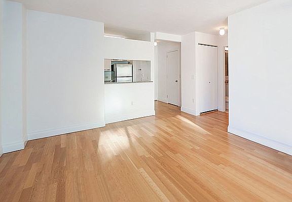 4th image of 150 E 44th St APT 18D