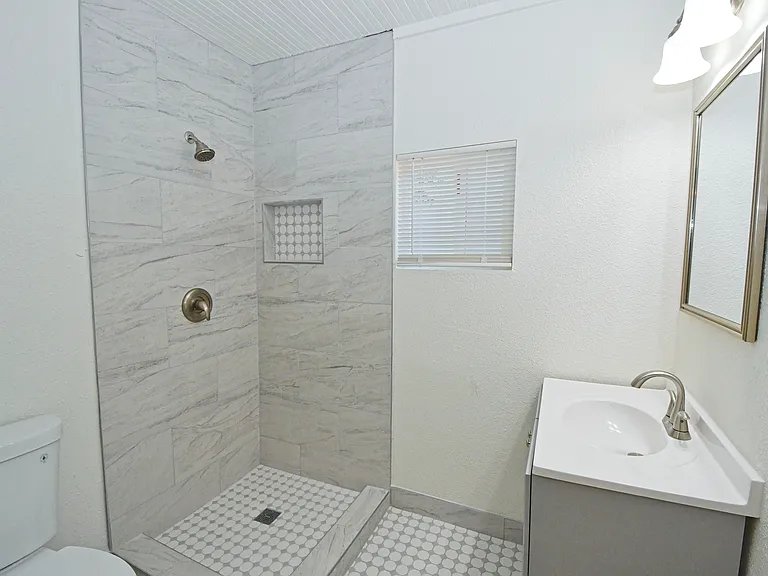 1136 E St — Photo 14