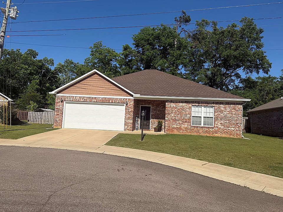 1st image of 110 N Magnolia Pl