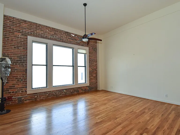 915 Franklin St #2H — Photo 3
