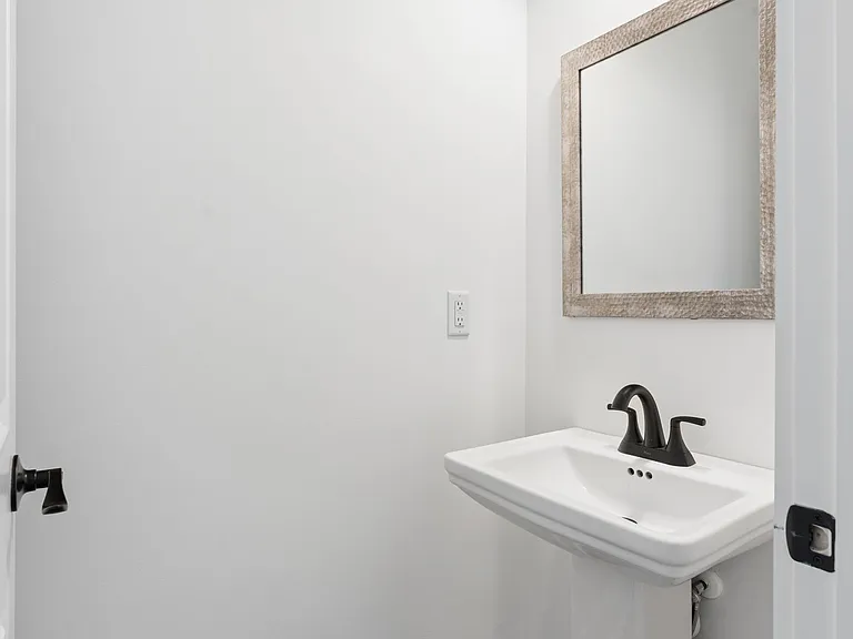 7 Railroad St — Photo 10