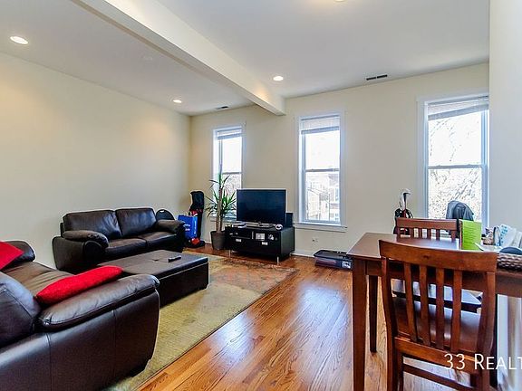 3rd image of 1711 N Winchester Ave APT 2F