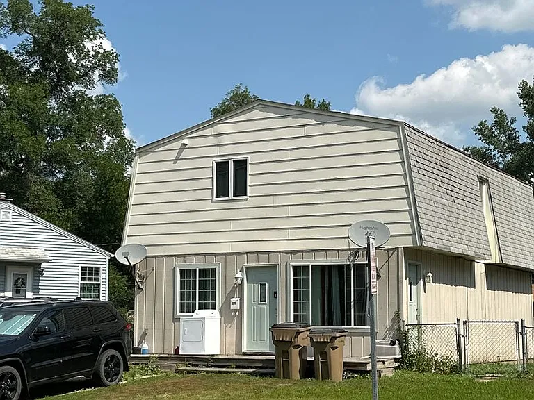 315 17th St SE — Photo 1
