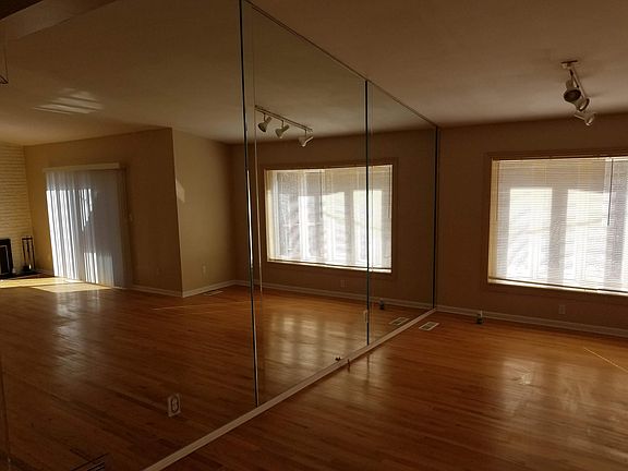 3rd image of 27485 Berkshire Dr