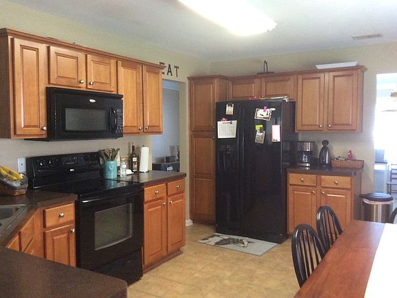 Kitchen w/ Eating area