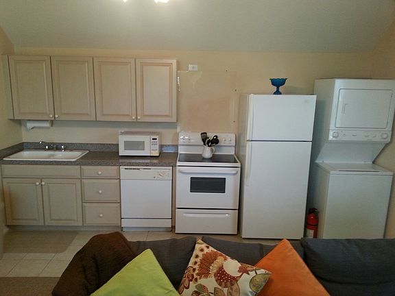 Full Kitchenette