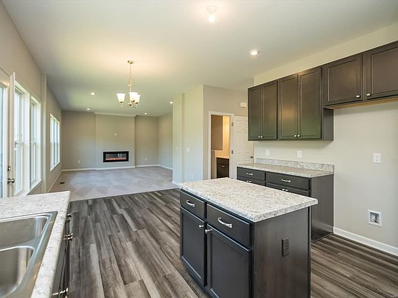 5th image of 713 Myatt Dr