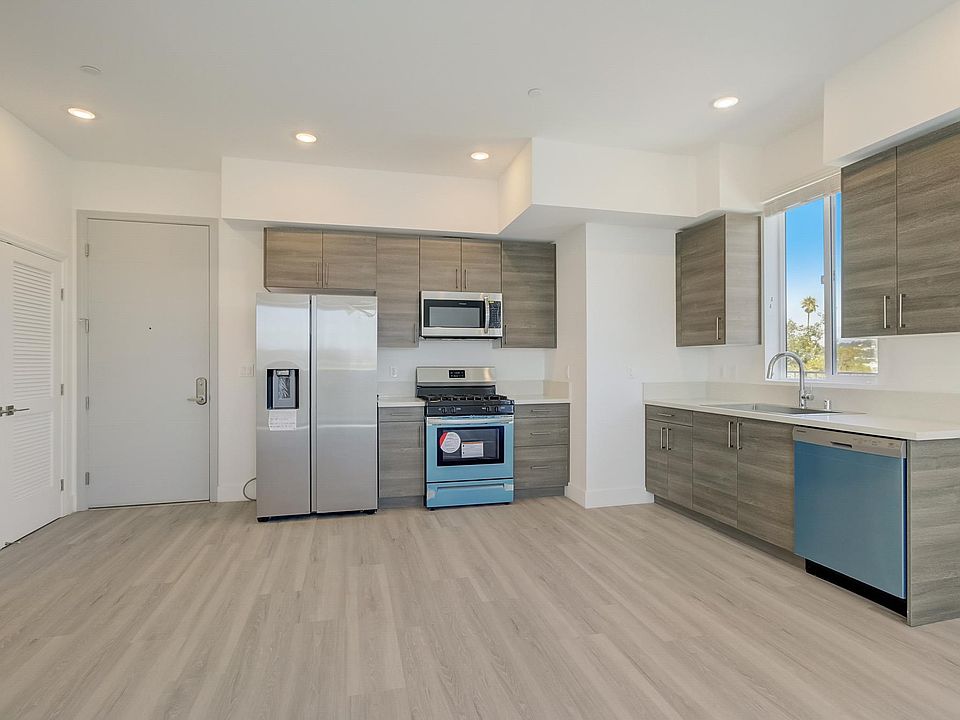 1st image of 549 N Heliotrope Dr #4B-2Ba-1875Sqft