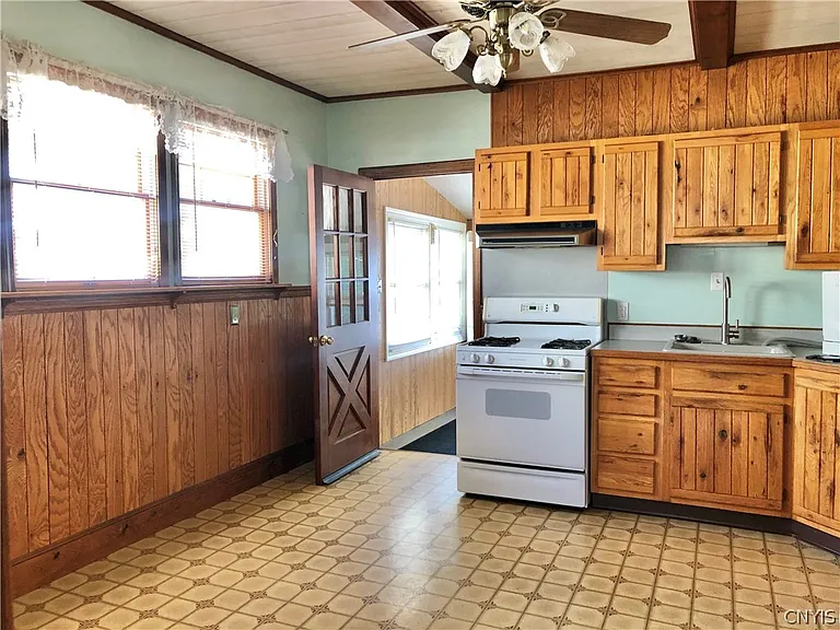 708 Schuyler St — Photo 11