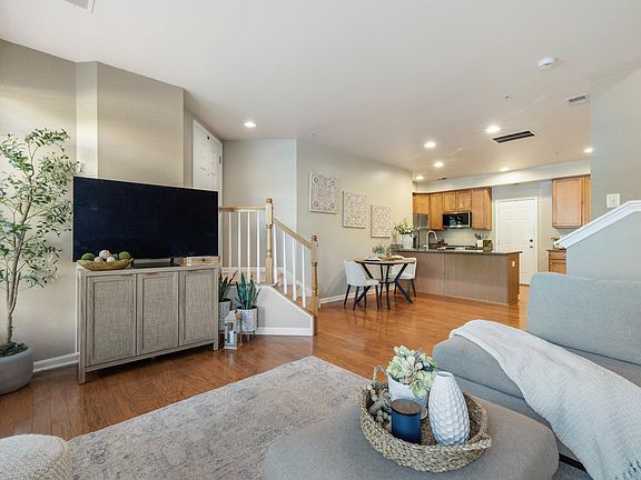 4th image of 8013 Crescent Park Dr
