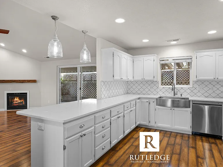 1013 Hope Dr — Photo 15
