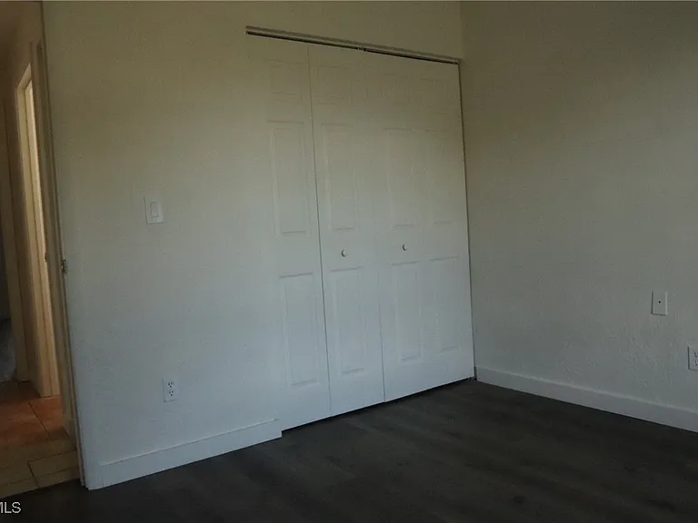 320 Harry Ave S — Photo 24