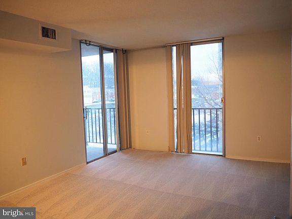 3rd image of 4600 S 4 Mile Run Dr APT 528